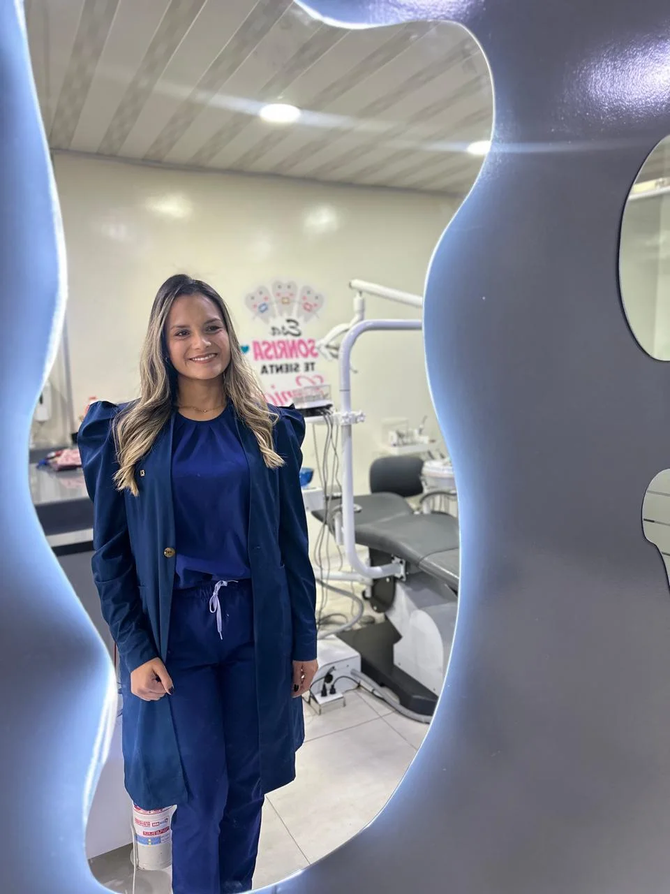 Dra. Laura Durán junto a la unidad odontológica del consultorio